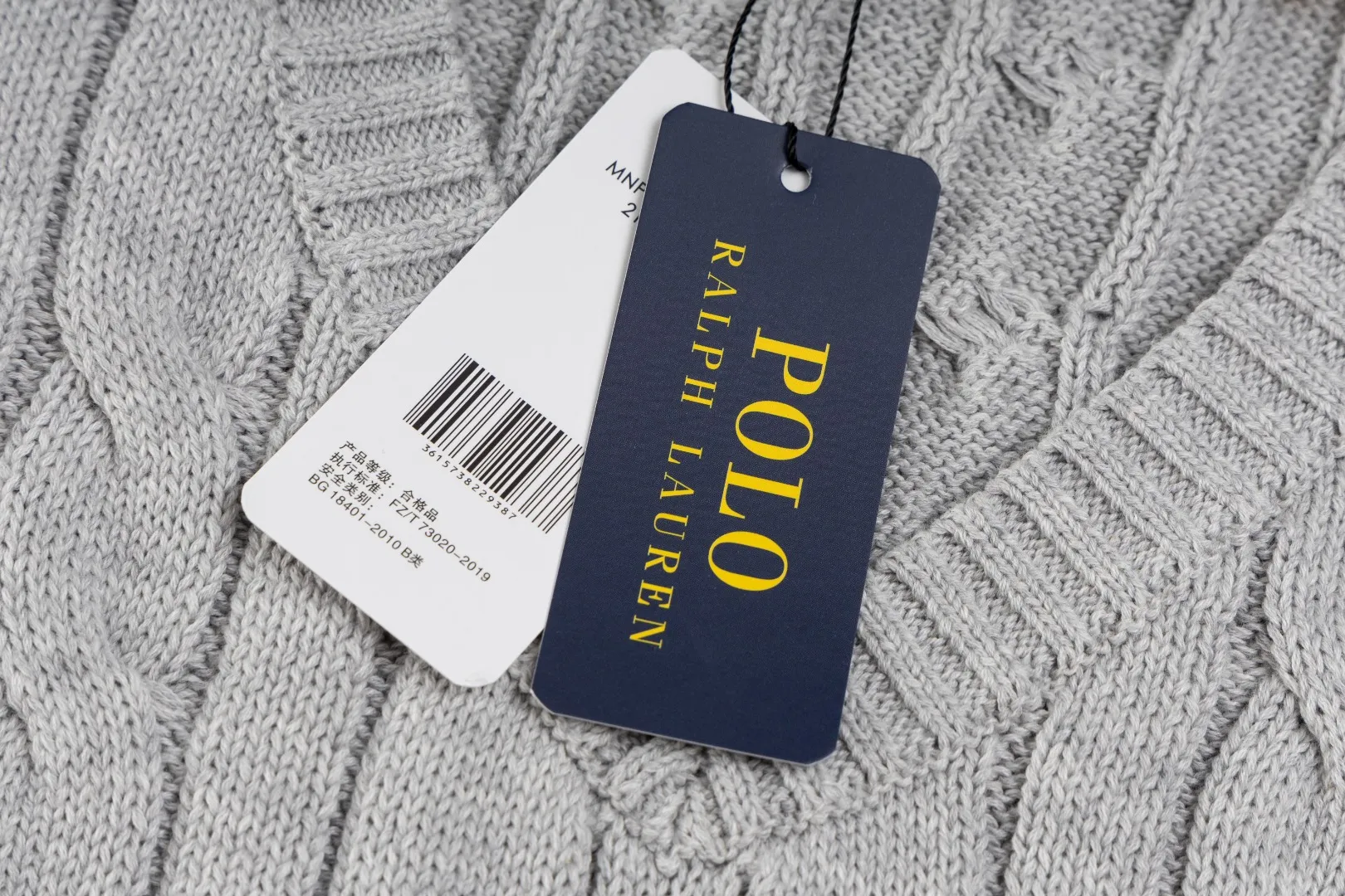 P176 #R82 Ralph Lauren Small Label Cable V Neck Vest Sleeveless Twist Sweater Women's Top Size: XS S M L Color: White Yellow Light Blue Pink Khaki Gray Navy Black Classic Cotton Yarn 100% White Cotton High Quality Classic Style Has Always Been Popular! The workmanship details are very good! Wearing a vest with a shirt is always the standard, with classic brand embroidery on the chest! All major stars have the same style! Best for couples. High quality goods! Xinjiang cotton micro-elastic and smooth fabric has excellent quality. Pure cotton is soft and skin-friendly. Length: 60/61/63/65 Bust: 44/46/49/52 Shoulder width: 36/37.5/39/41